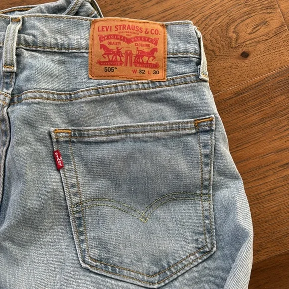 ABSOLUTELY BEAUTIFUL LEVIS JEANS SIZE 27